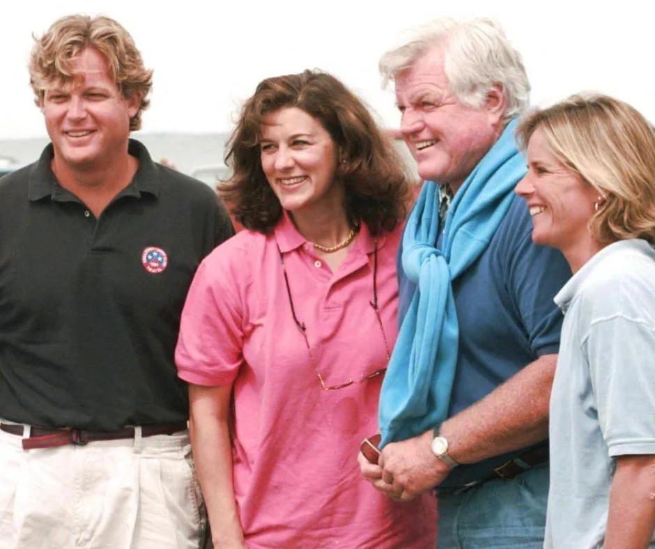 Ted Kennedy junto a su esposa Victoria Reggie Kennedy y dos de sus hijos.