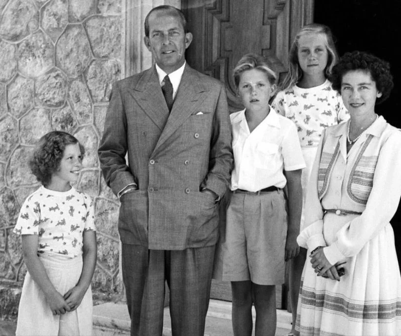 Fotografía en blanco y negro de la familia real griega: los reyes Pablo I y Federica con sus hijos Sofía, Constantino e Irene.
