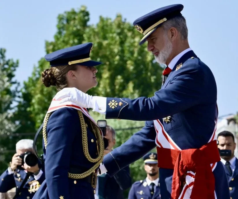 Leonor recibió de manos del rey Felipe VI la Gran Cruz del Mérito Aeronáutico.