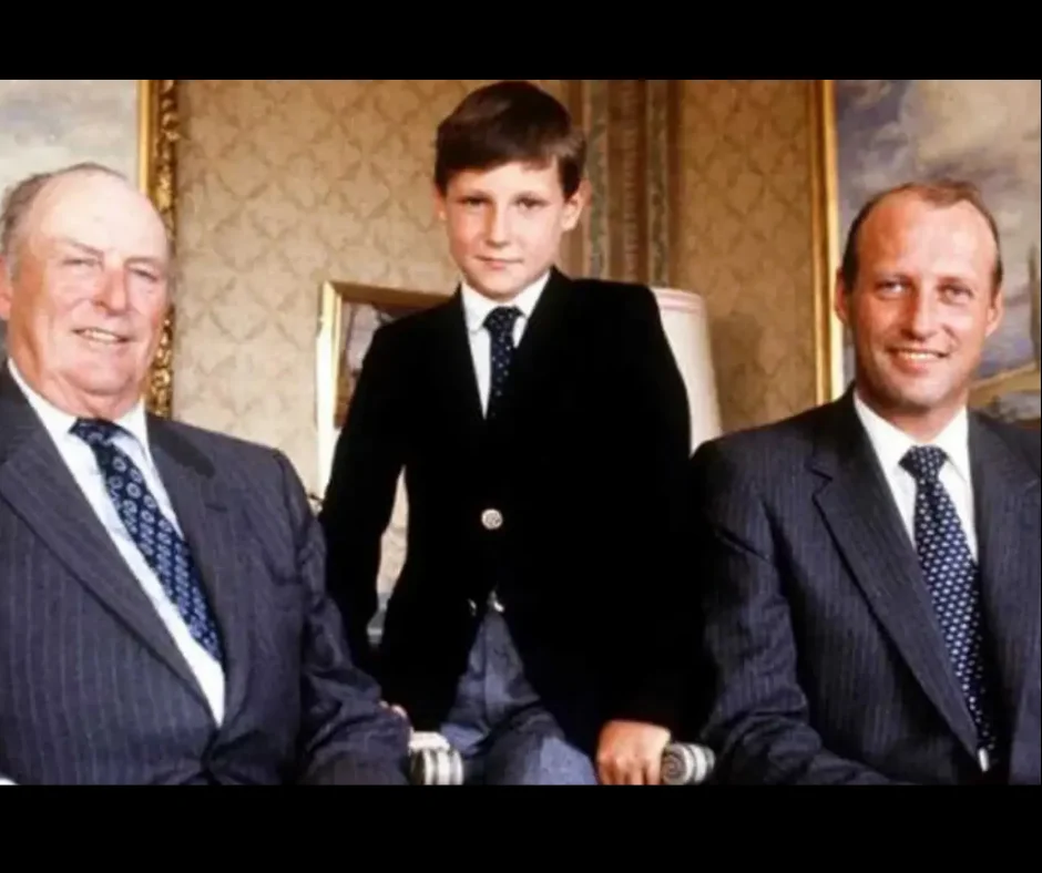 Haakon, junto a su abuelo el rey y su padre el principe heredero.