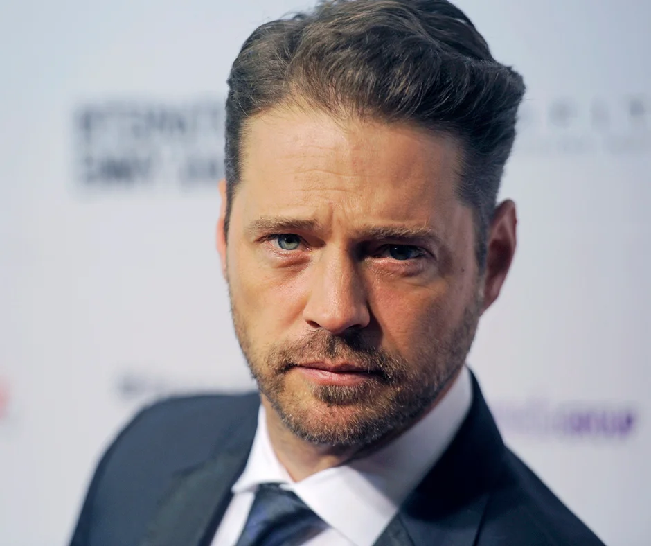 Jason Priestley alcanzó fama internacional interpretando a Brandon Walsh.