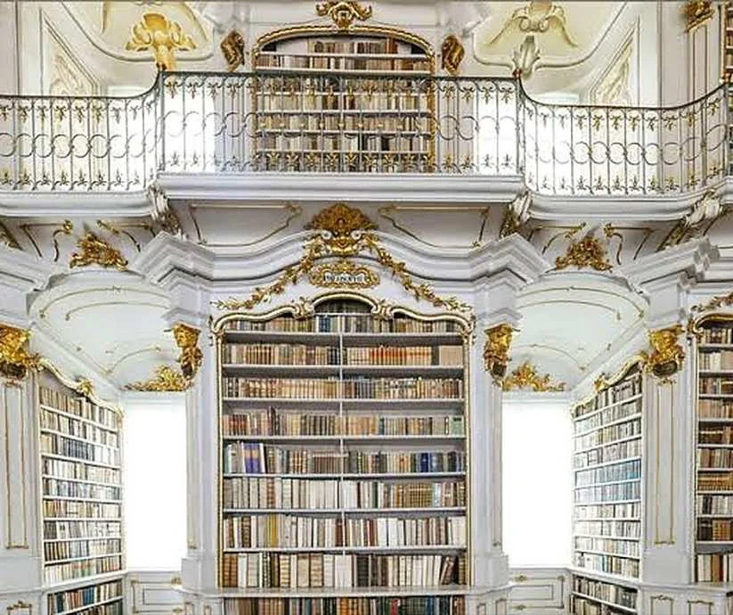Detalle interior de la Biblioteca de la Abadía de Admont, Austria, con estanterías de libros, balcones ornamentados