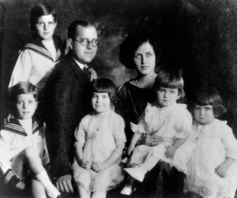 La joven pareja Kennedy-Fitzgerald junto a sus hijos mayores.