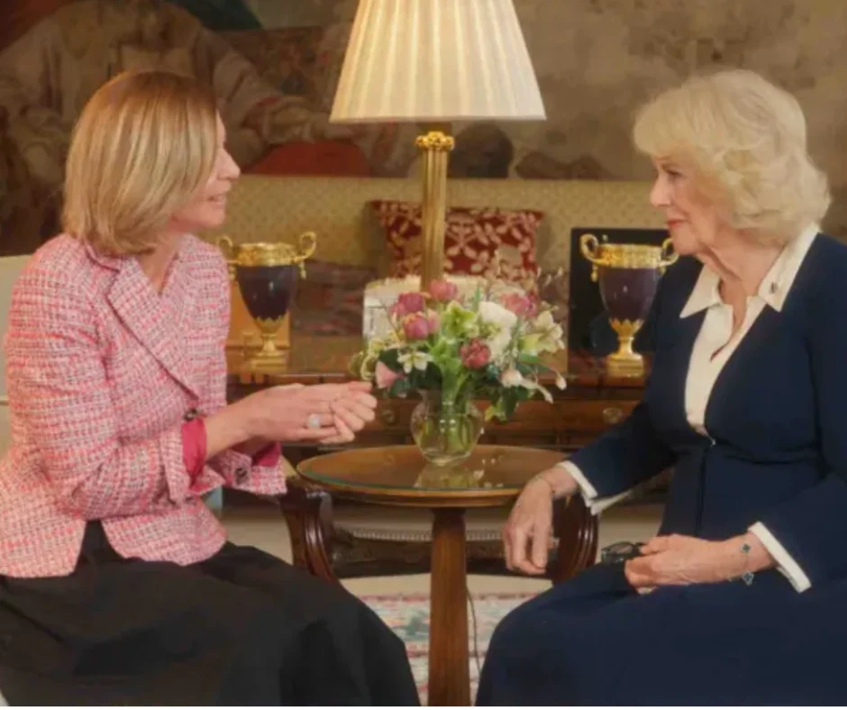 Institucionalmente pasó sencillamente a ser Queen Camilla.