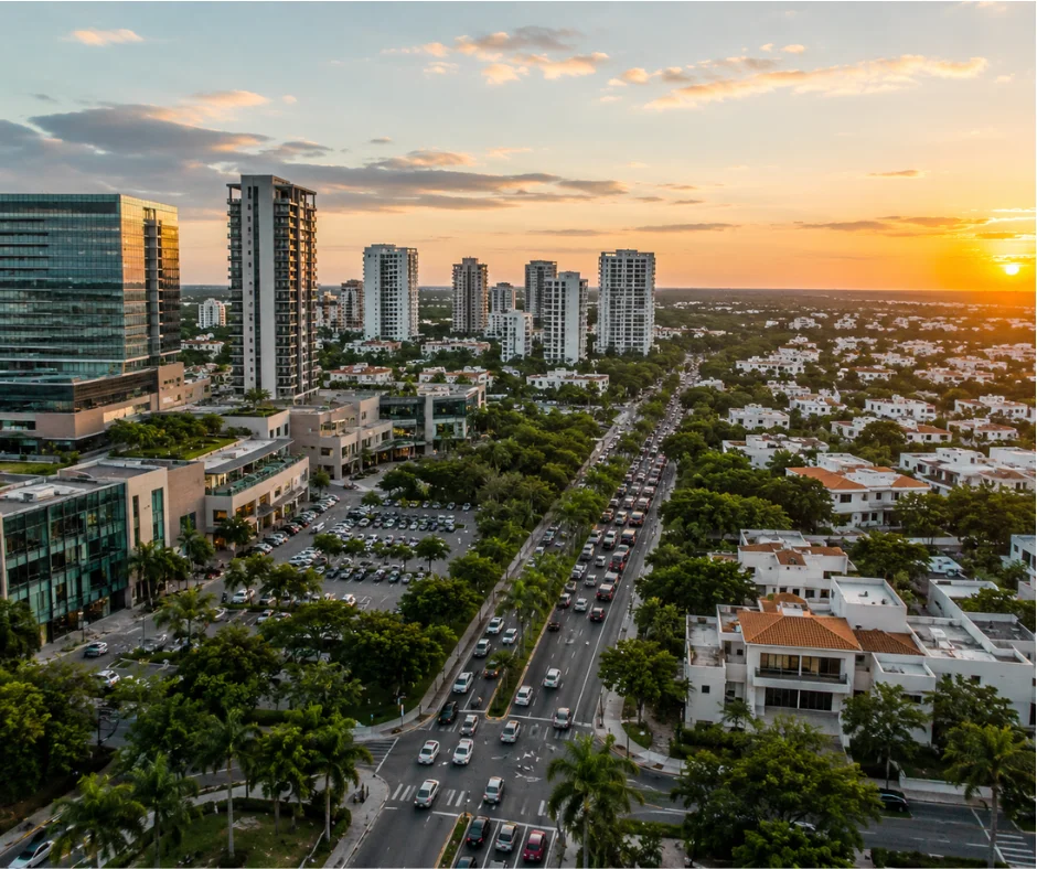 También aparecieron nuevos desarrollos verticales, privadas residenciales y plazas comerciales que han elevado el costo en ciertos sectores.