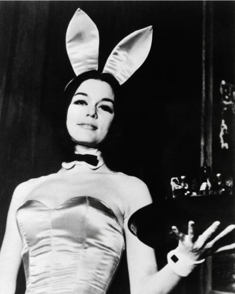 Infiltrada como conejita de Playboy, para realizar su oficio como reportera e investigar las condiciones laborales de las llamadas %22Bunnies%22.
