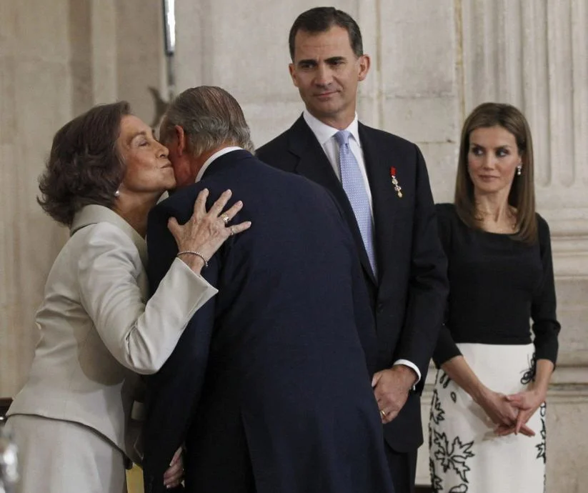 La reina Sofía besa a Juan Carlos I durante la ceremonia de firma de la ley de abdicación en 2014