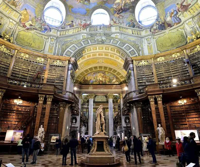 Interior de la Sala de Estado de la Biblioteca Nacional de Austria, en Viena, con cúpula decorada, frescos barrocos