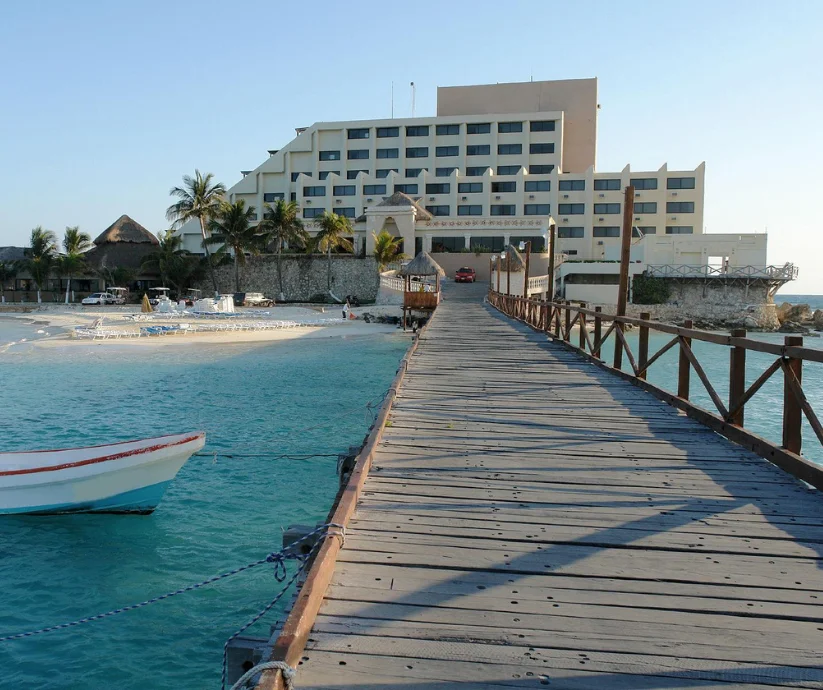 No basta con saber dónde está el hotel; importa cómo te moverás y qué tan accesible resulta el destino.