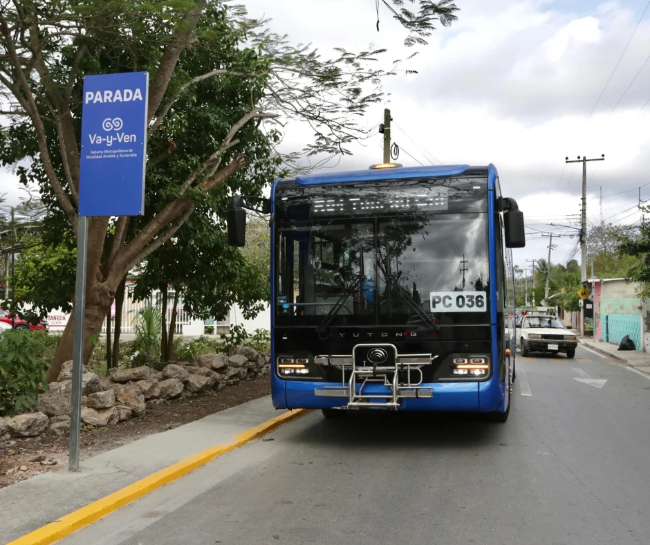 Una parada del sistema Va y Ven en Mérida, donde las unidades conectan distintos puntos de la ciudad mediante una red de rutas y estaciones identificadas para el ascenso y descenso de pasajeros.