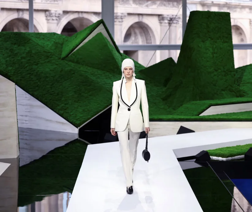 Un desfile monumental en el corazón del Louvre