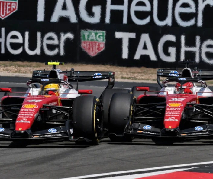 Lewis Hamilton en la tercera posición y Charles Leclerc en la cuarta.