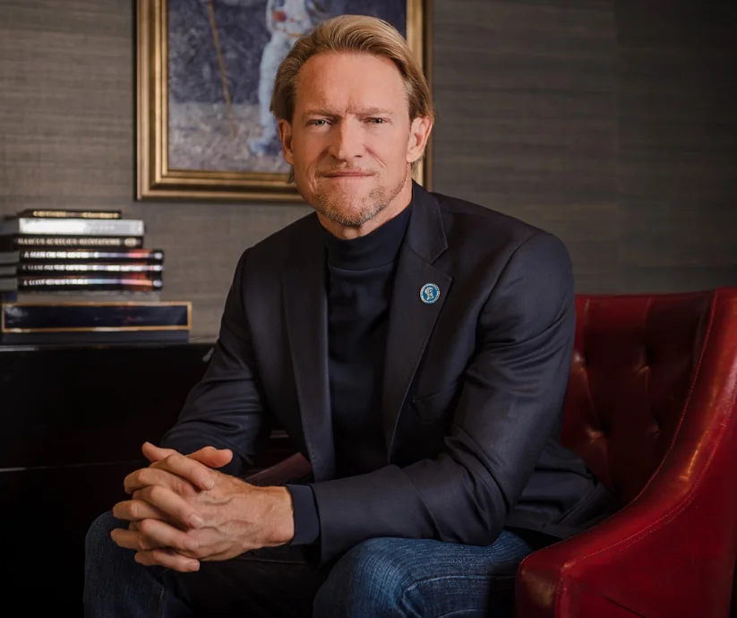 Justin Stead, consumado líder empresarial y ex ceo, cuya larga y exitosa trayectoria se ha cimentado en los principios estoicos. Actualmente es presidente y miembro del consejo de administración de varias marcas internacionales de consumo.