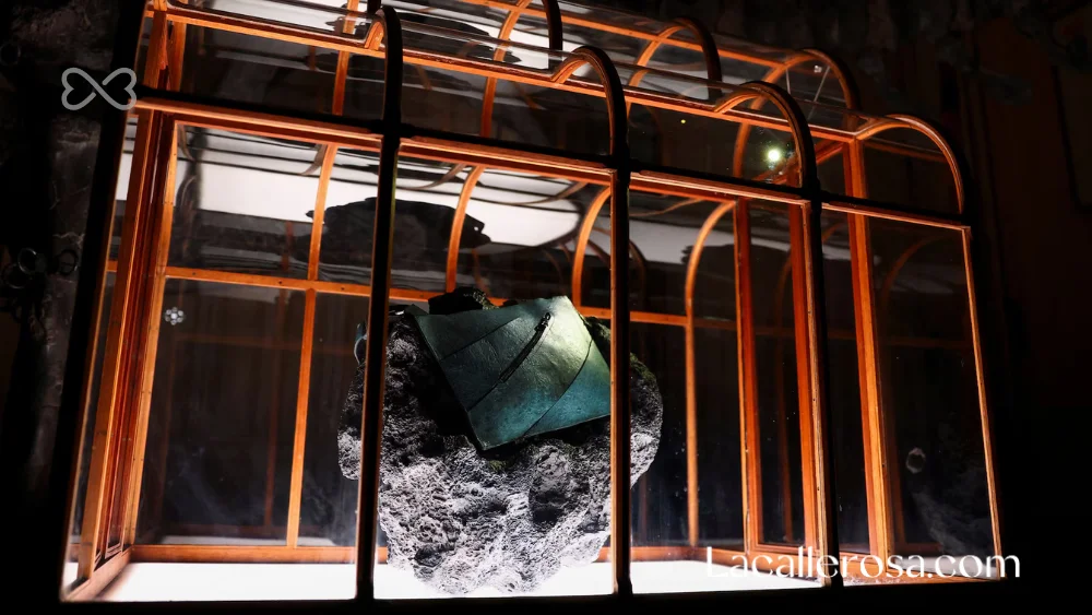 Bolso con colágeno de dinosaurio desarrollado mediante biotecnología avanzada