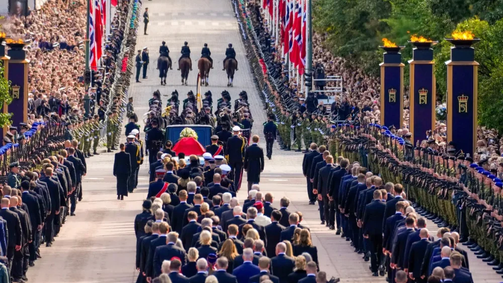 El féretro del rey Harald V avanza por las calles de Oslo rumbo a la Catedral, mientras miles de personas se reúnen para despedir al monarca noruego.
