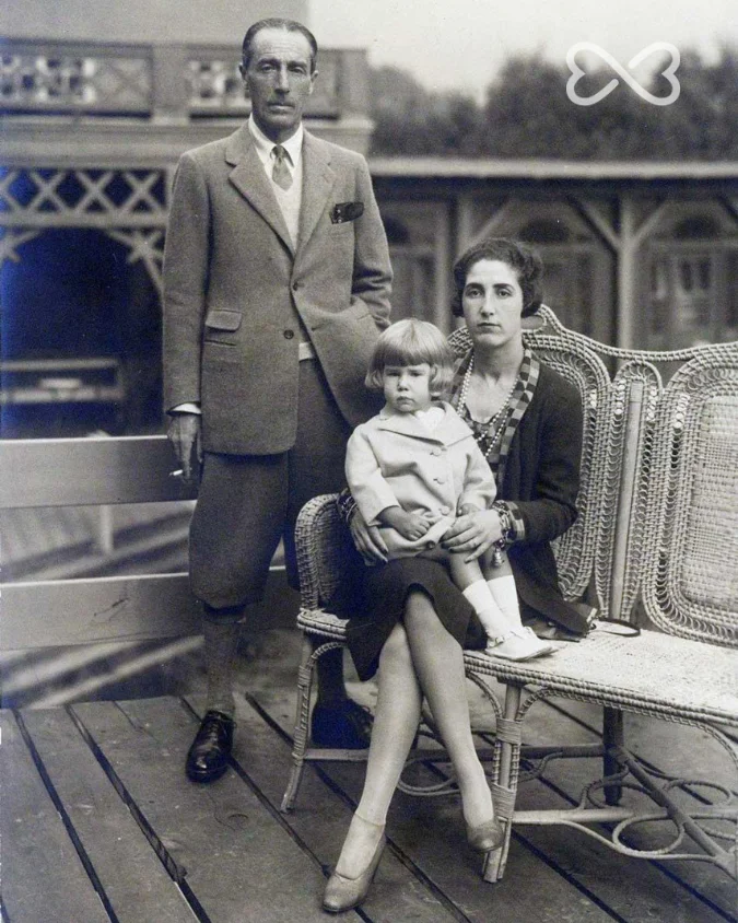 Cayetana de pequeña juntos sus padres