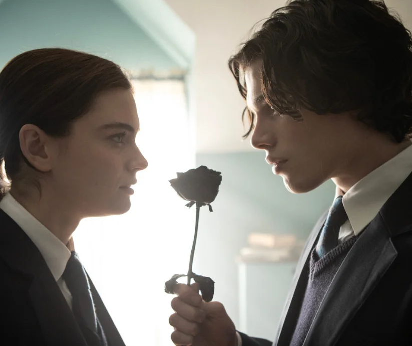 The Tearsmith Romance intenso con estética cuidada. 