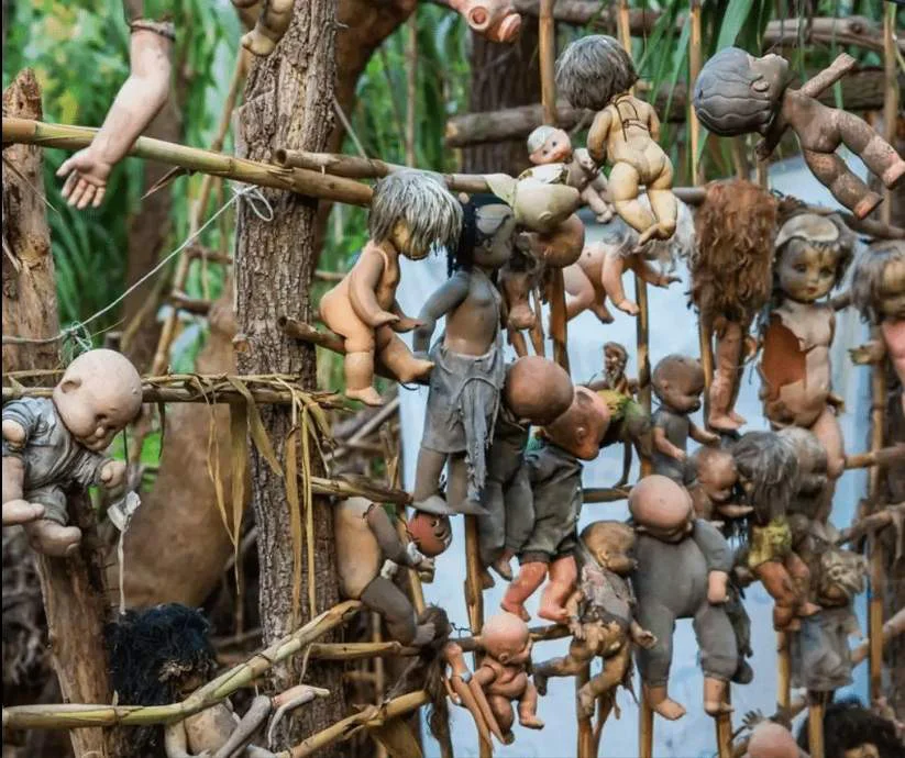 Muñecas antiguas y deterioradas colgadas de los árboles en la Isla de las Muñecas, Xochimilco, Ciudad de México.