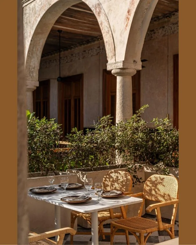 Restaurante del Hotel Sevilla en Mérida, Yucatán, con mesas preparadas en un patio histórico.his