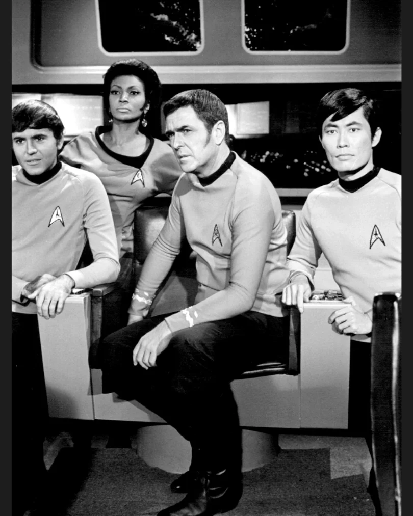 Nichelle Nichols como Uhura, junto a Walter Koenig como Chekov, James Doohan como Scotty y George Takei como Sulu, en el puente de la USS Enterprise.