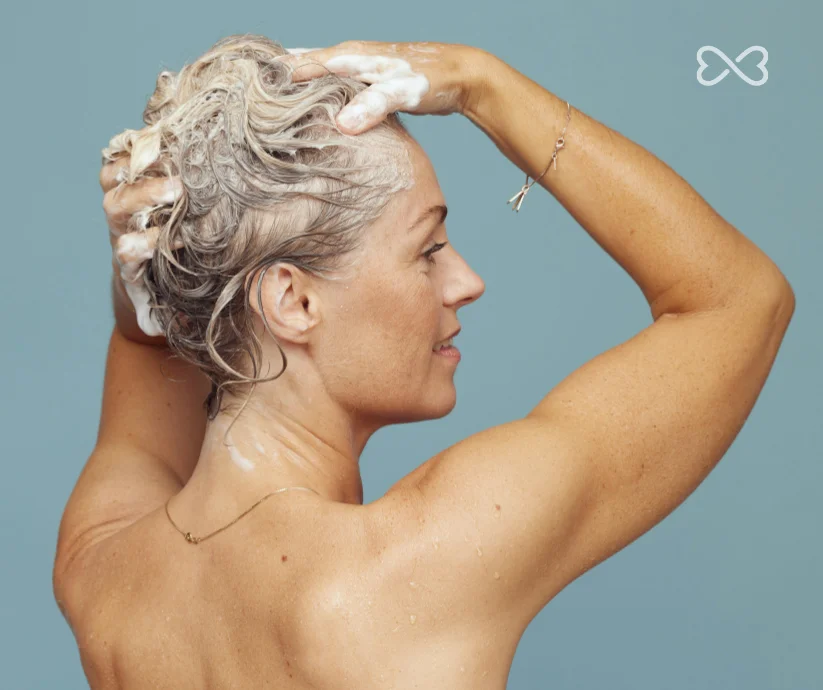 No existe un tratamiento universal que revierta las canas de forma definitiva.