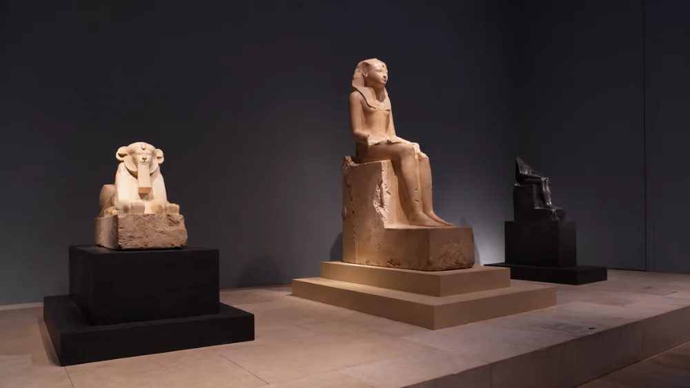 Hatshepsut adoptó los títulos y atributos visuales tradicionales del faraón al asumir el poder en Egipto.